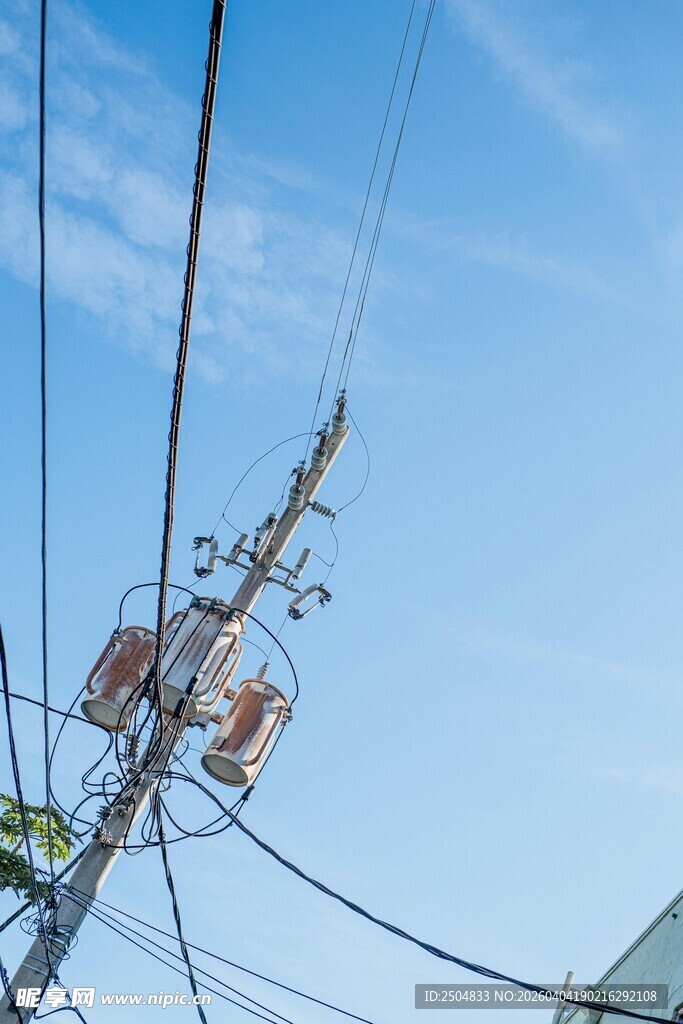电线杆上的电线与蓝天景象