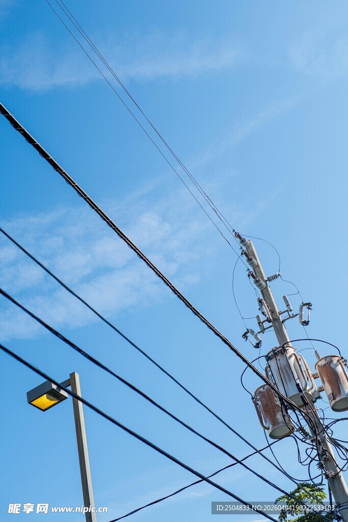 空中交错的电线与电杆