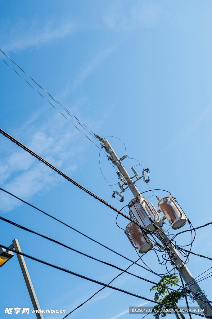 工人高空作业维修电线