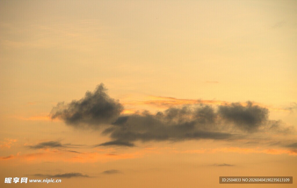 黄昏天空中的孤独云朵