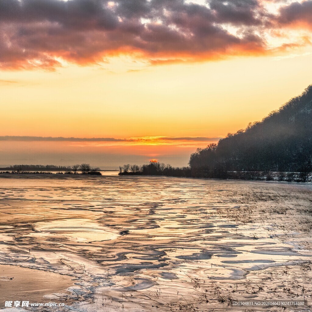 夕阳下的海边滩涂美景