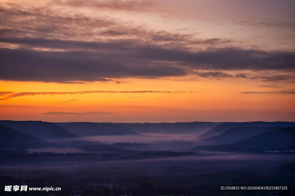 壮丽日出下的云海景观