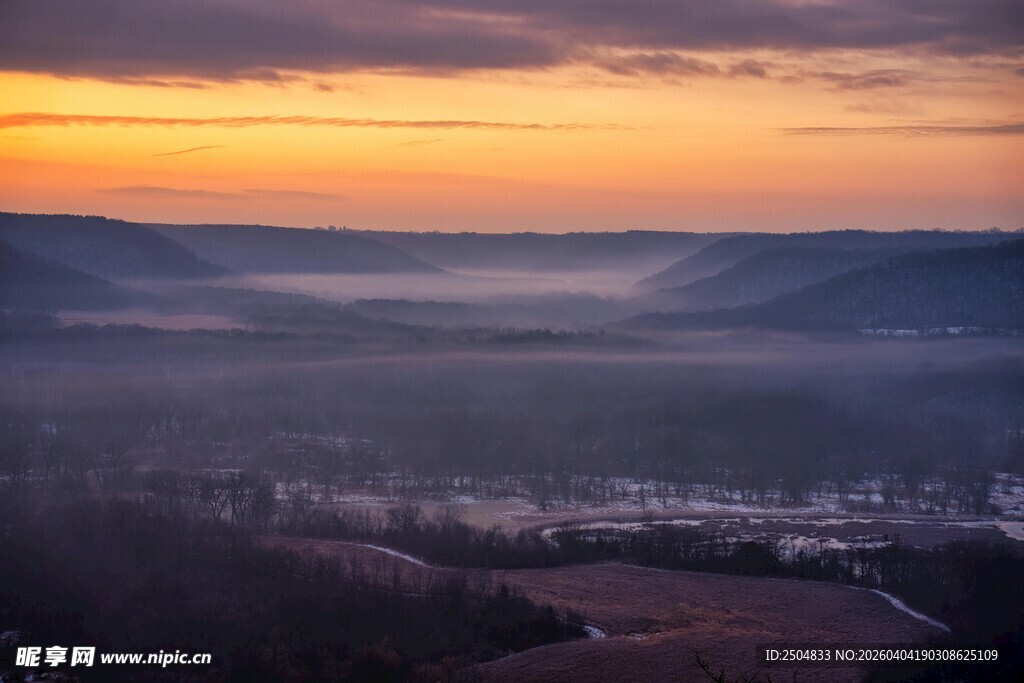 日出时分山谷美景