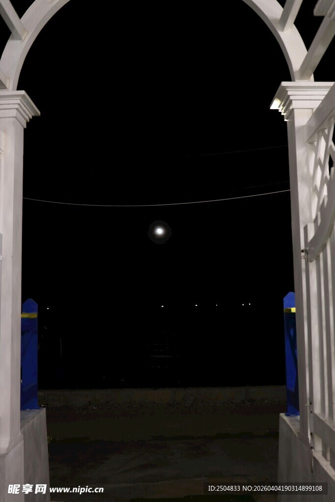 夜晚廊柱间的朦胧月色