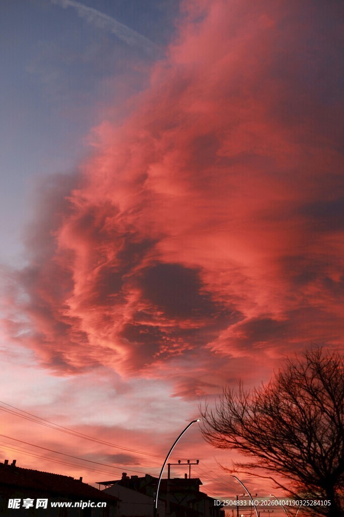 夕阳下的绚烂红云