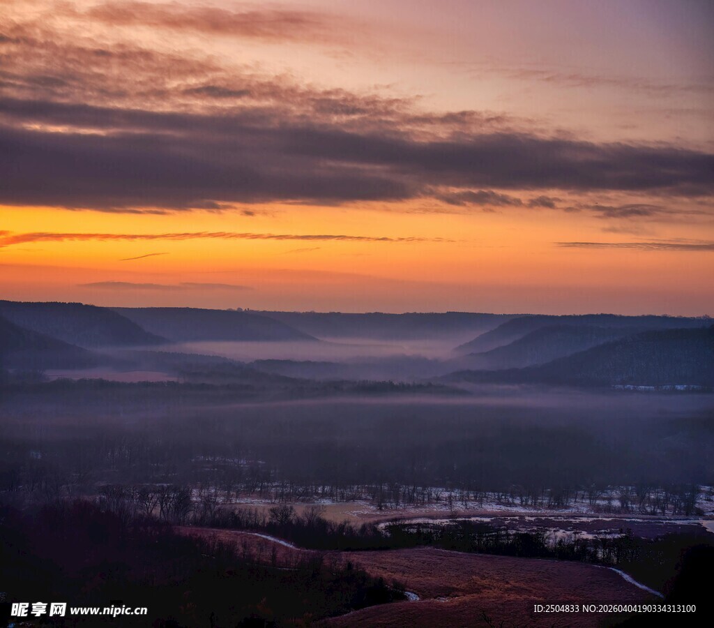 日出时分山间云海美景