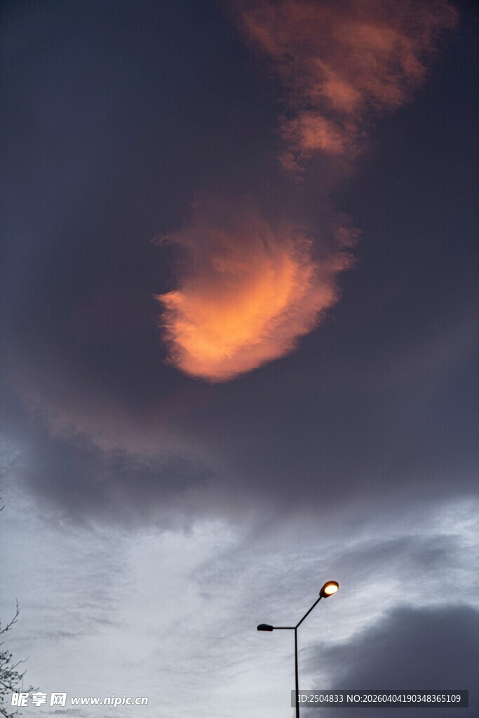 天空中绚丽的橙红云彩
