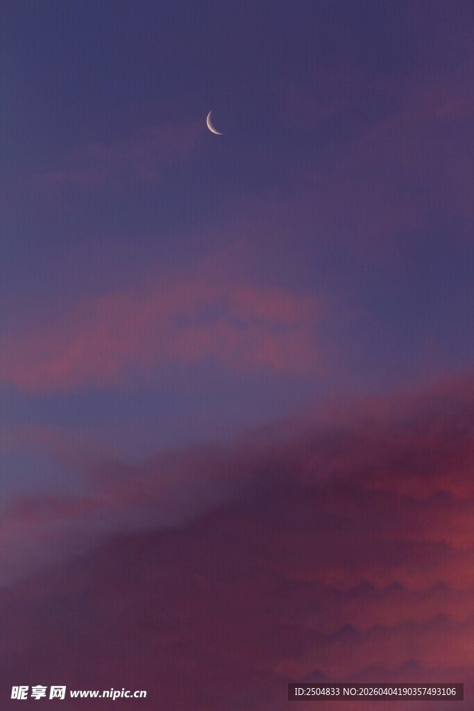 晚霞中弯弯月牙悬天际