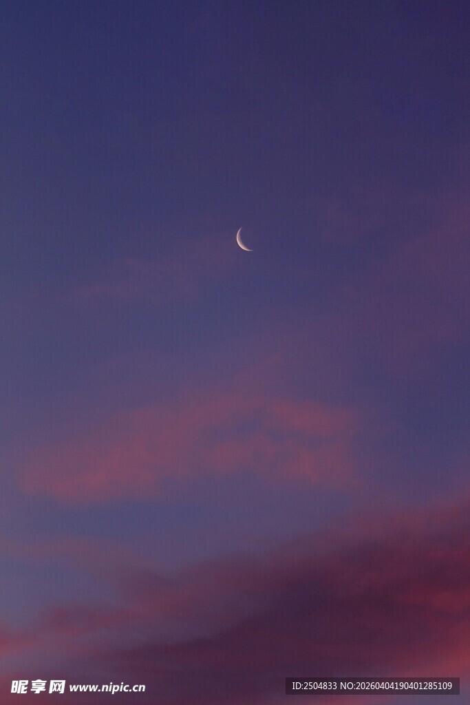 夜空下的月牙与绚丽云彩