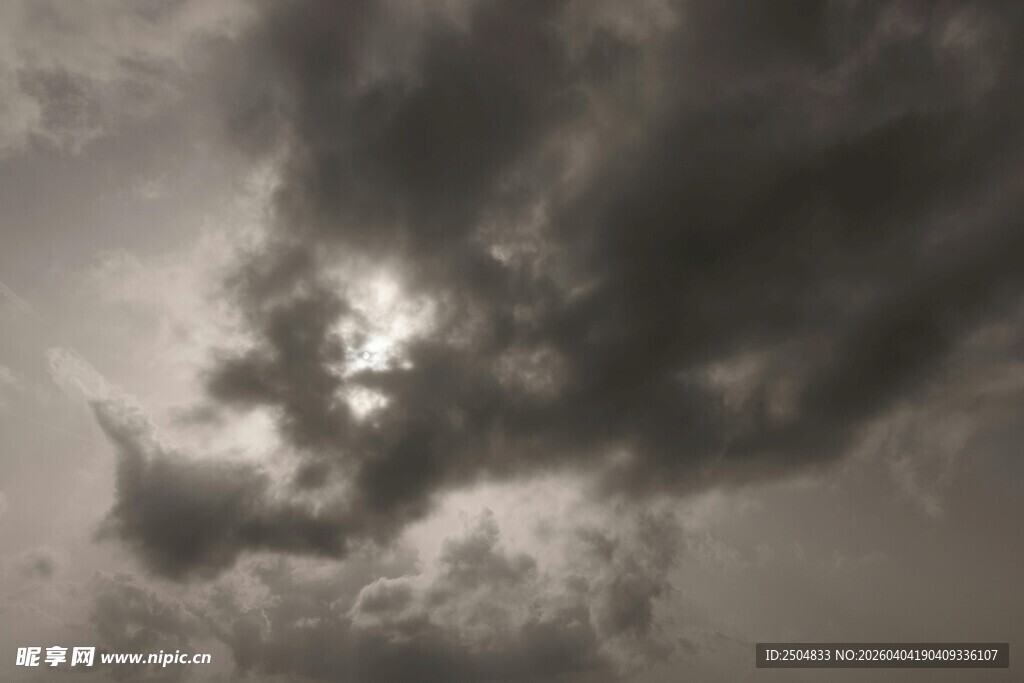 乌云蔽日的 沉天空