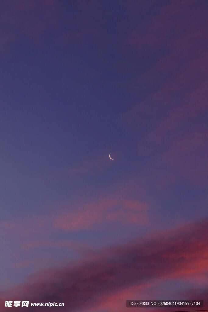 黄昏天空中的月亮与云彩