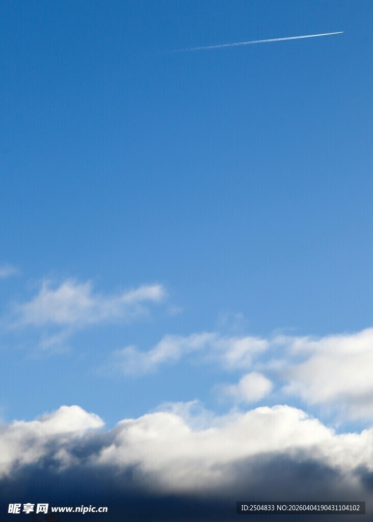蓝天之上的飞机尾迹