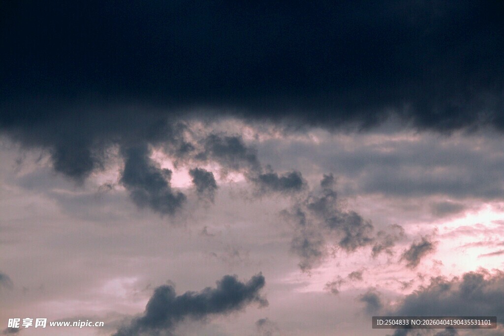 黄昏时分的梦幻云层