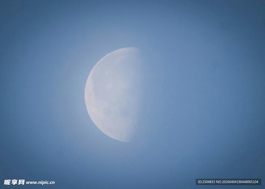 蓝天下的半圆月亮