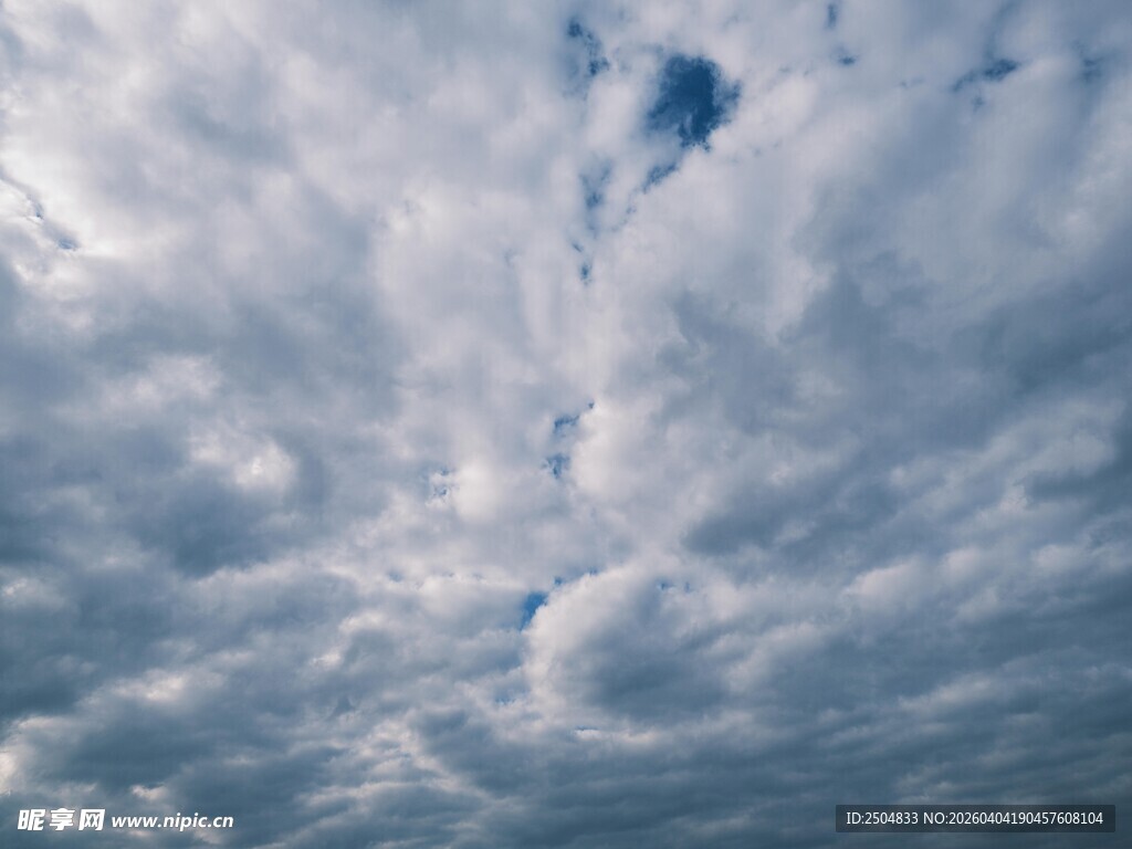 天空中 滚的厚重云层