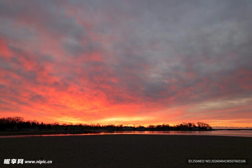 绚丽晚霞映照广阔大地