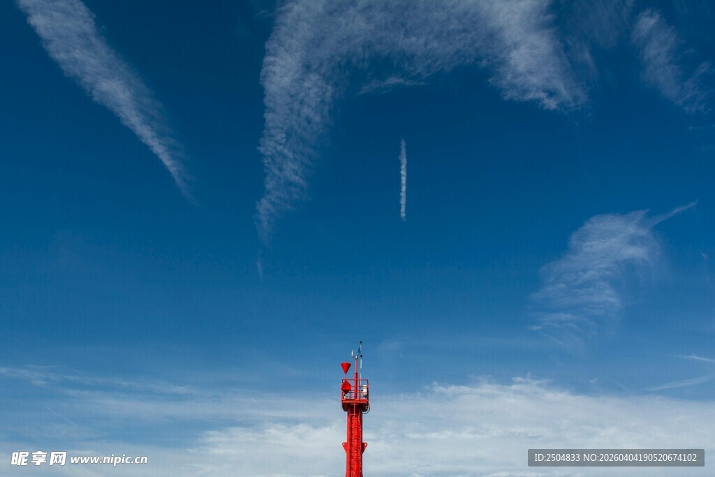 蓝天中高耸的红色标志