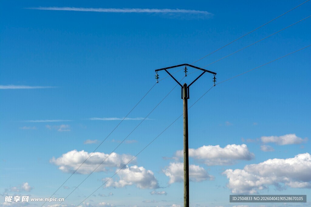 蓝天中的电线杆