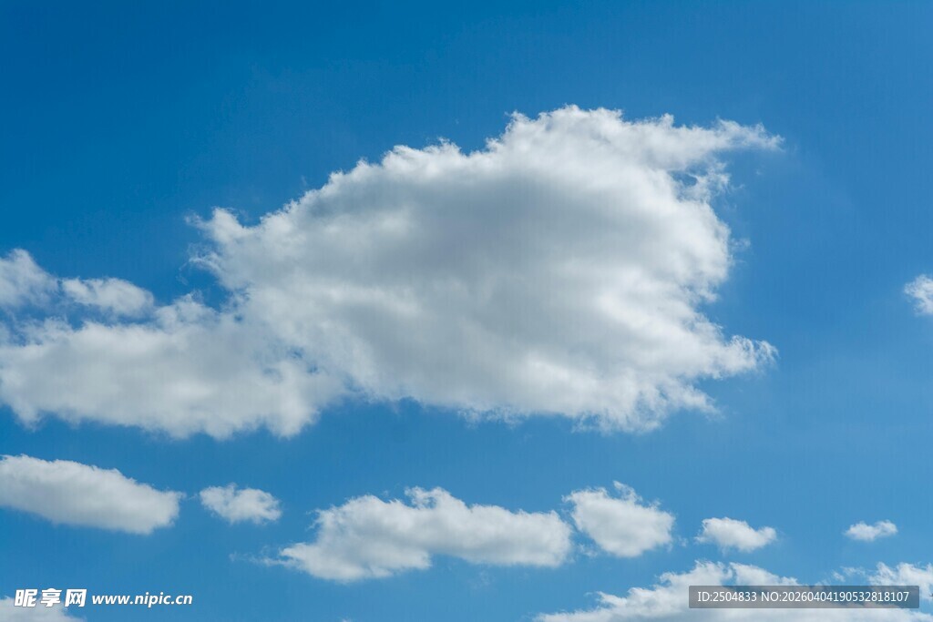 蓝天中的蓬松白云