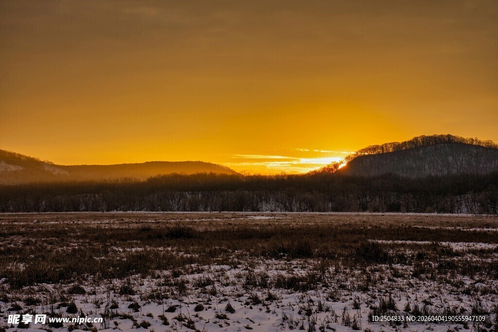 冬日黄昏下的旷野美景