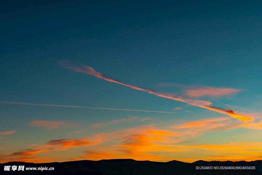 日落时分的绚丽天空