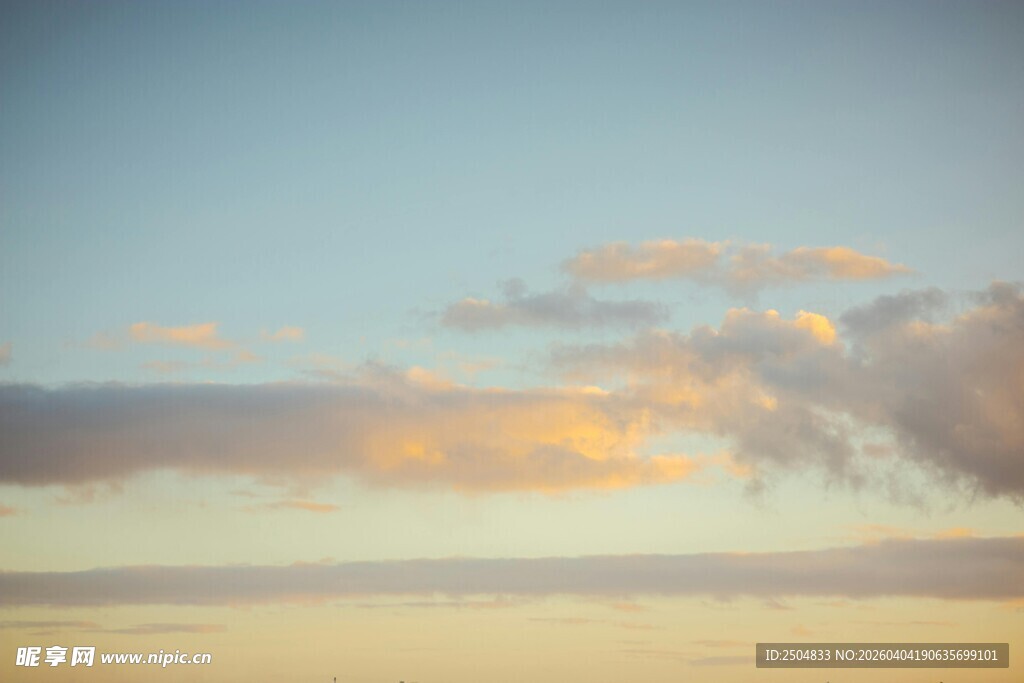 黄昏下的天空与云彩