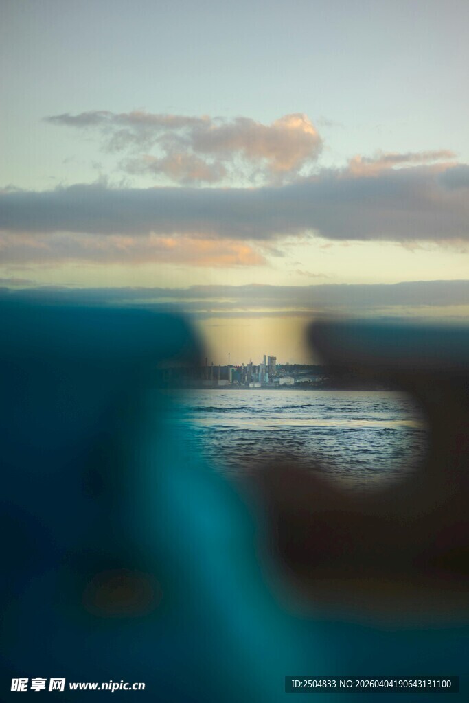 海上日落时的朦胧景象