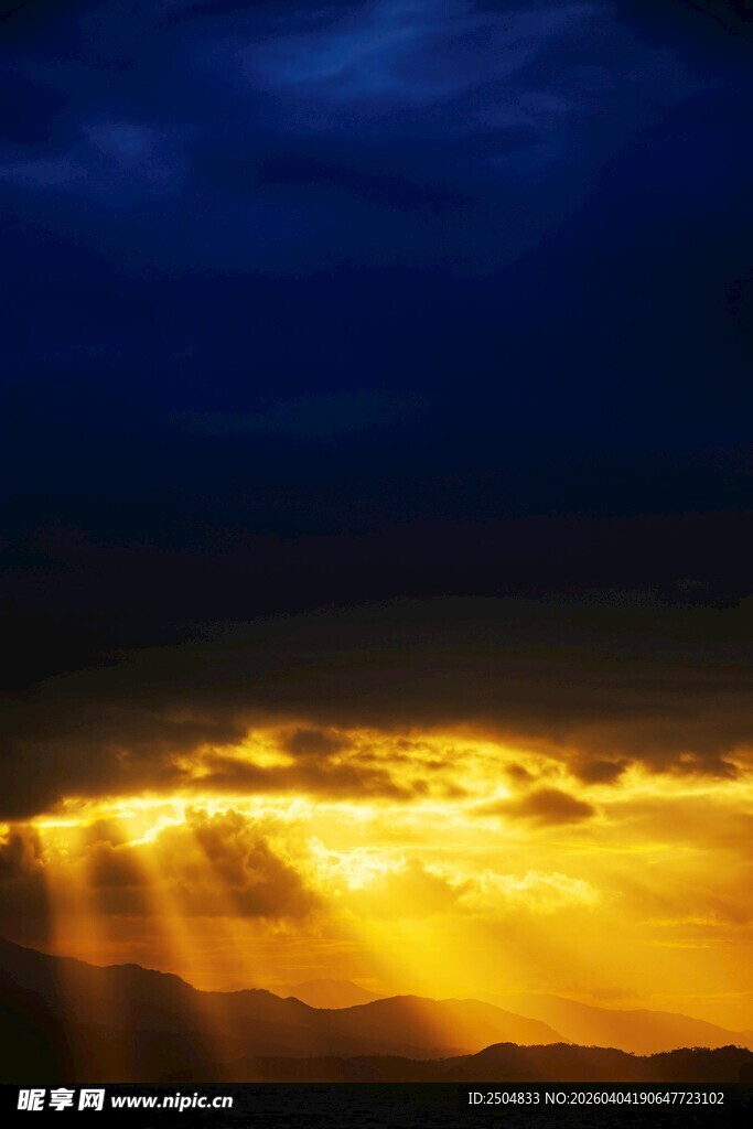 夕阳穿透云层洒下光芒