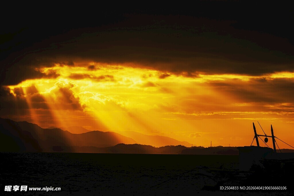 夕阳穿透云层洒下光芒