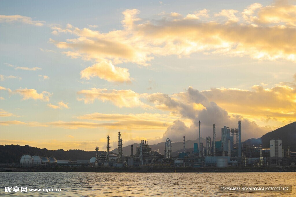 黄昏下的工业港口美景