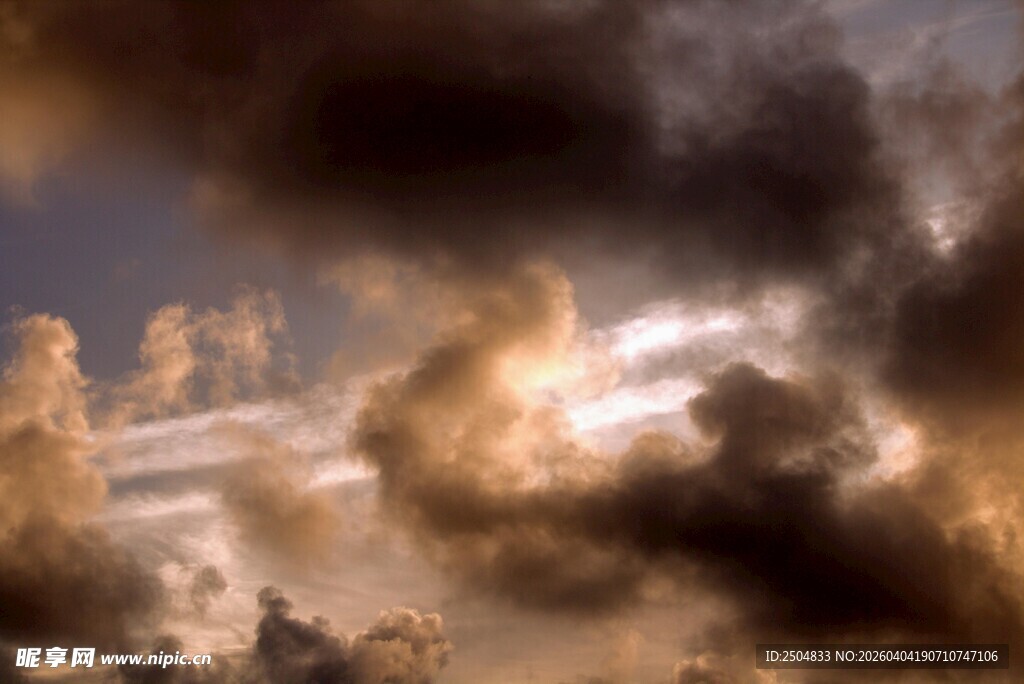 壮丽天空中的绚烂云层
