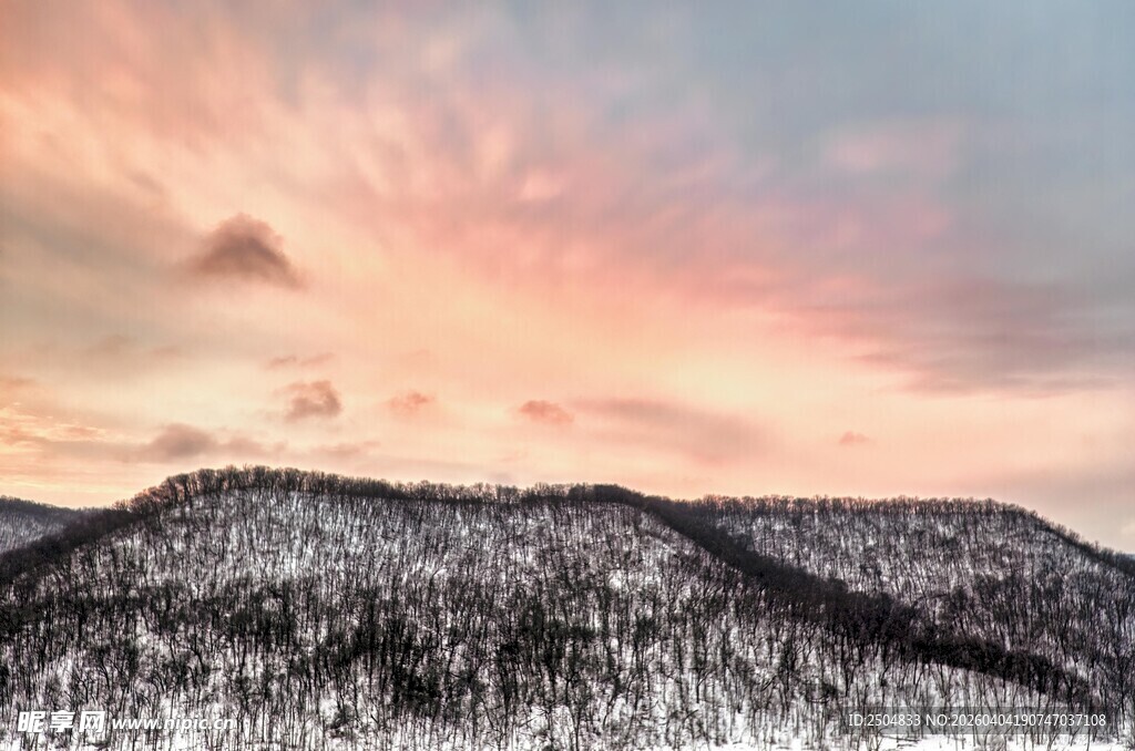 雪岭之上的绚烂霞光