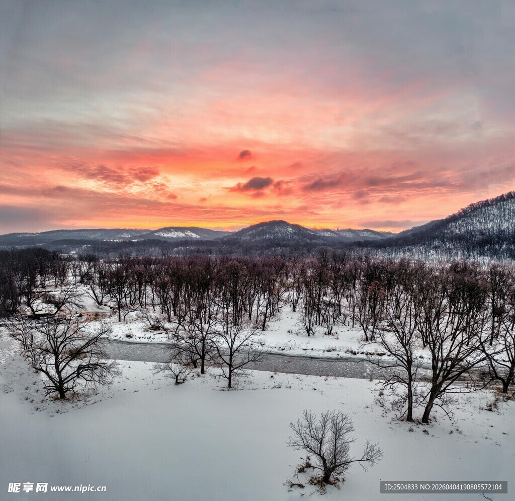 冬日雪野的绚烂晚霞