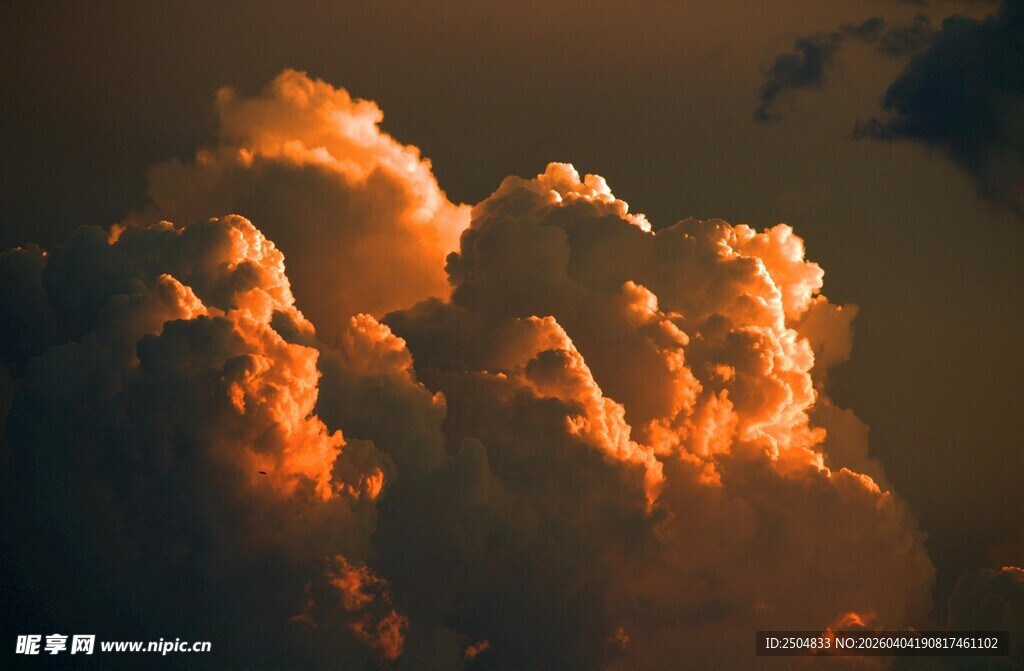 壮丽晚霞中的绚烂云朵