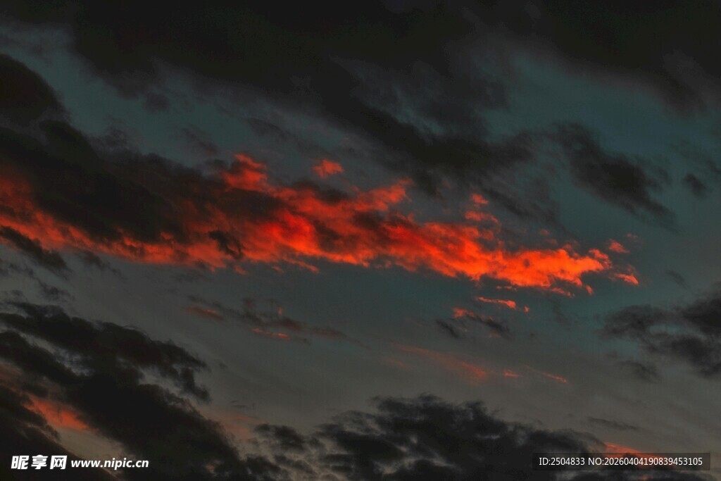 晚霞映空 天边一抹绚烂