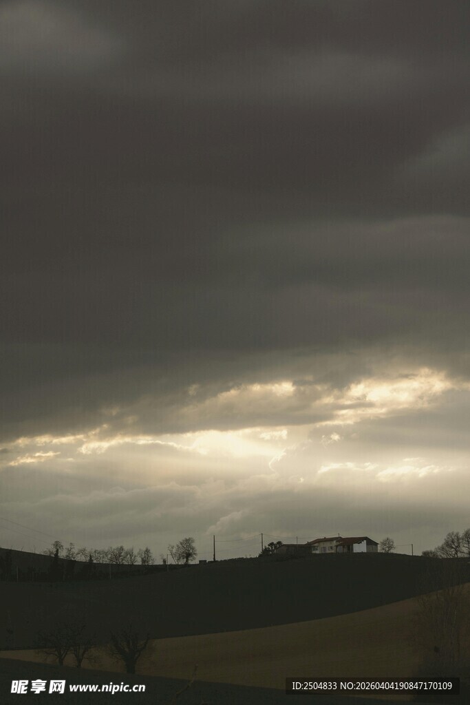 乌云下的田野微光