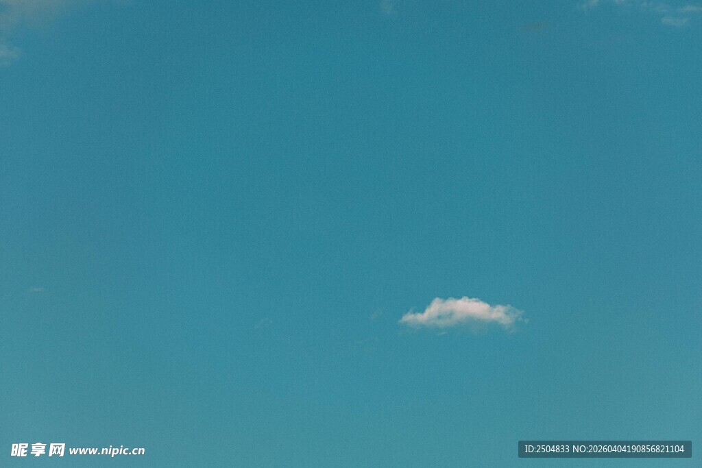 蓝天上的孤独云朵