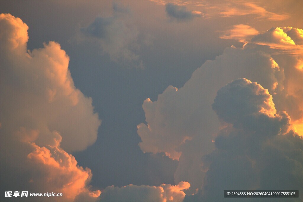 绚丽晚霞中的壮观云朵
