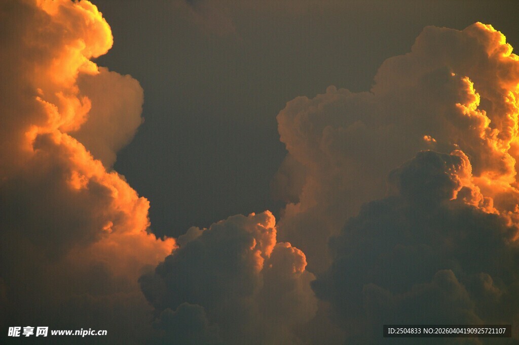 壮丽霞光中的梦幻云朵