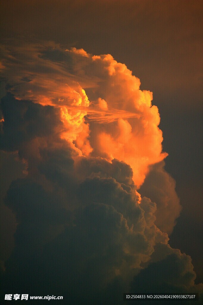 壮丽晚霞中的绚烂积云