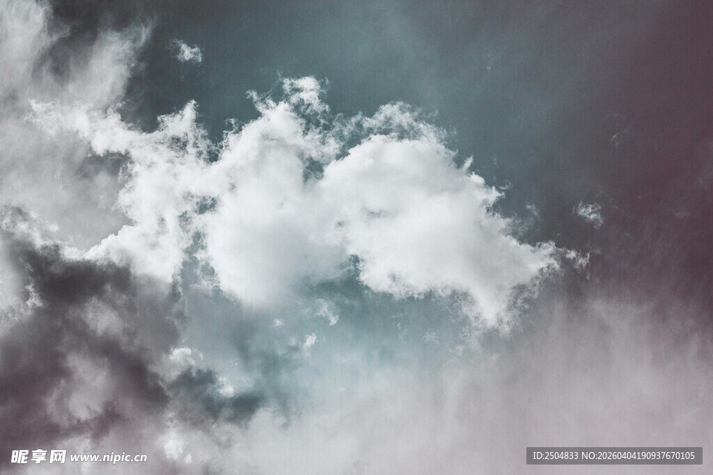 梦幻天空中的蓬松云朵