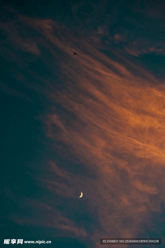 夜空下的绚烂云彩与月牙