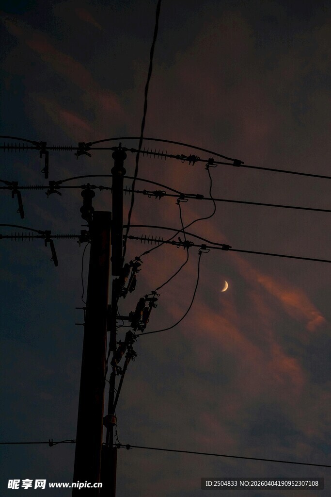 黄昏下的电线与天空景象