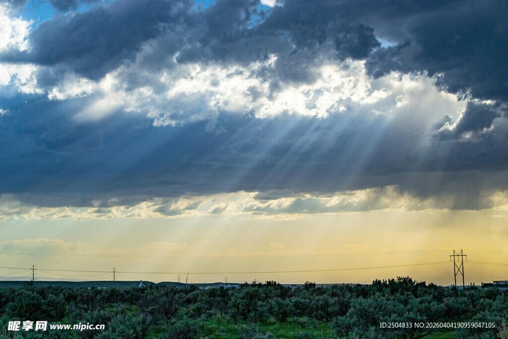 阳光穿透乌云下的原野