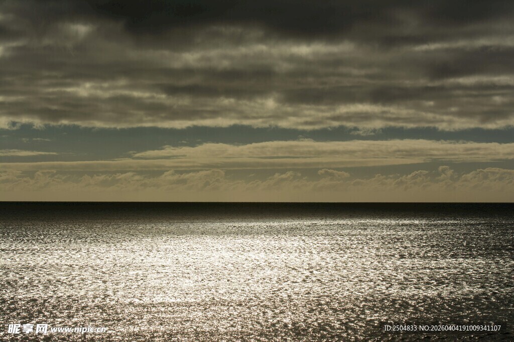 海面落日余晖 云影相伴