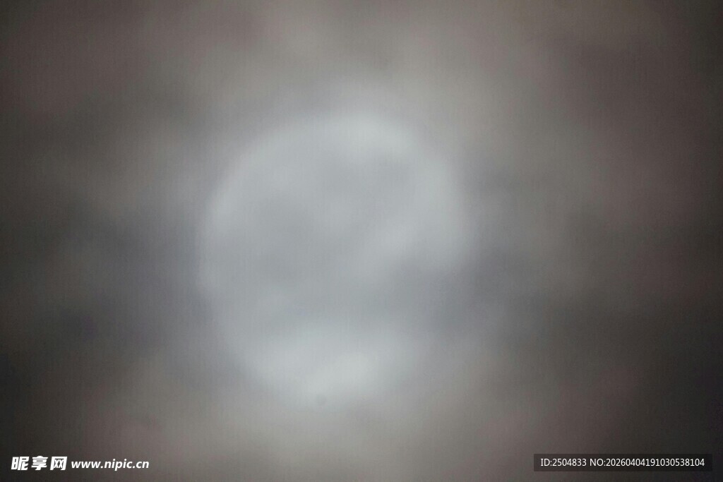 朦胧月光下的神秘景象