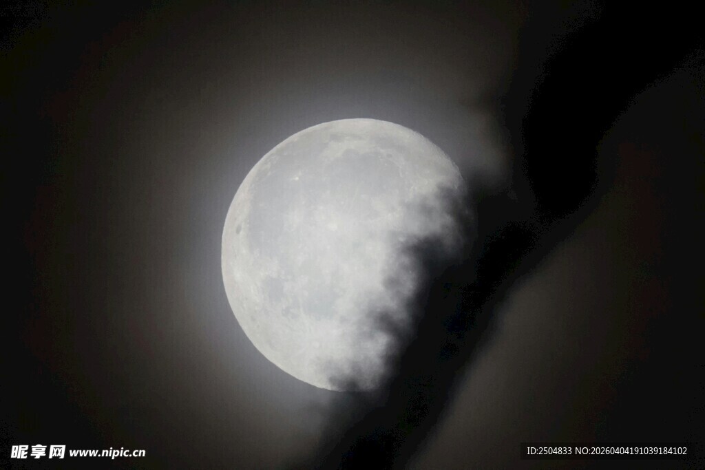 夜空中的朦胧满月