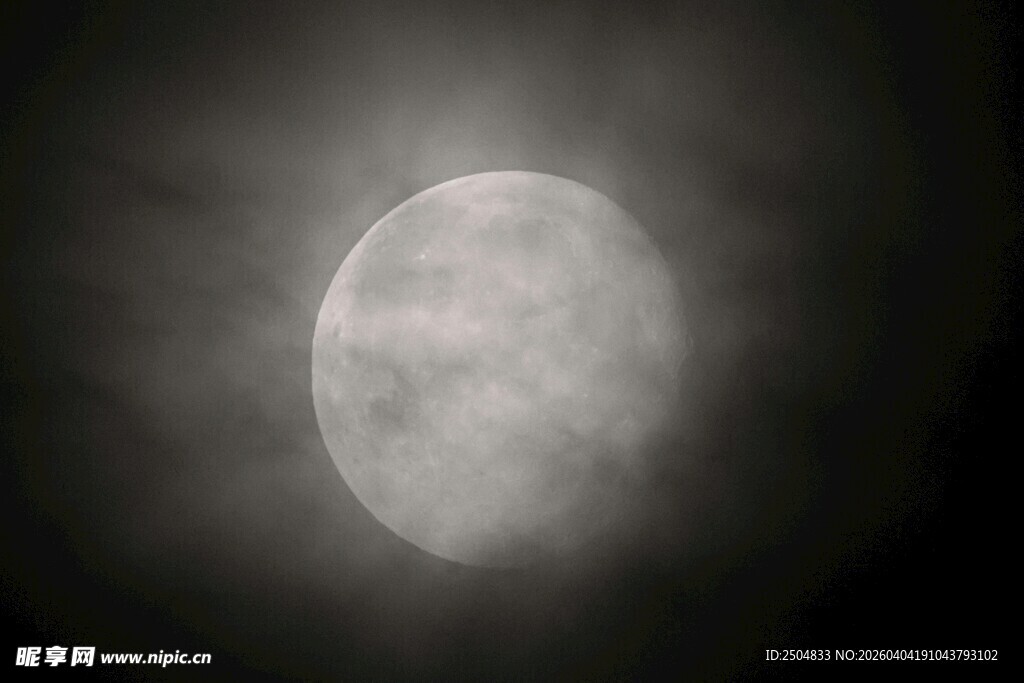 夜空中朦胧的满月