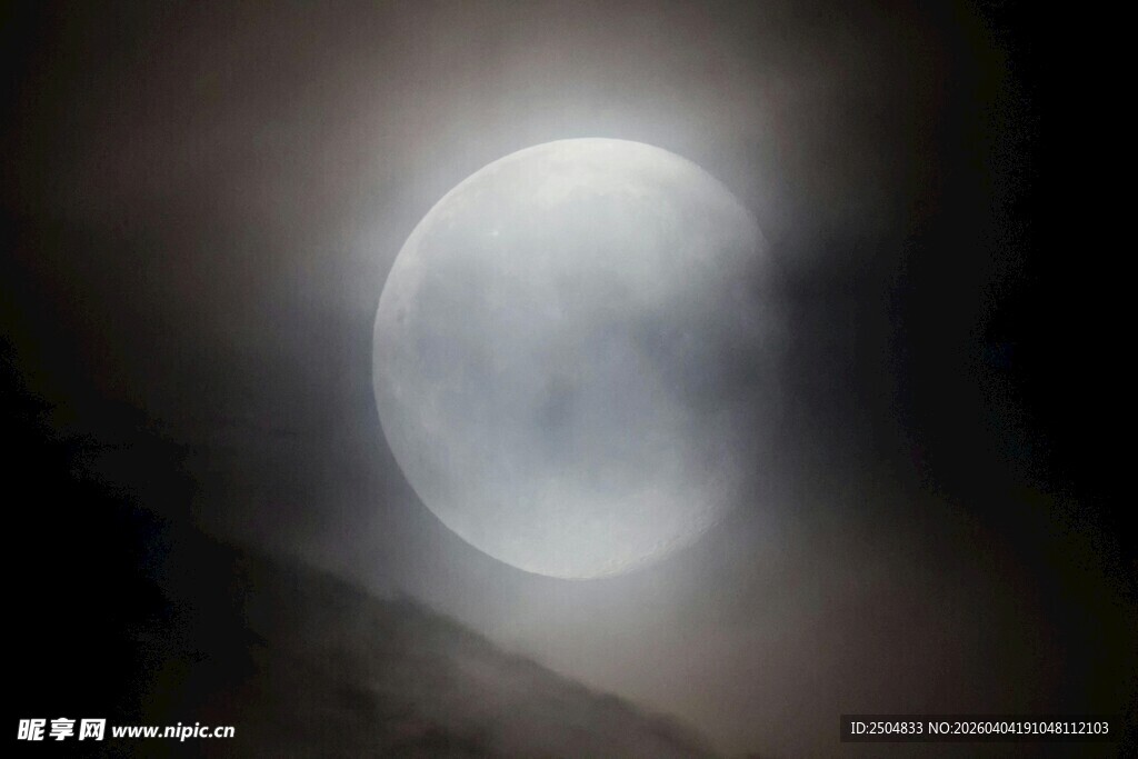 夜空中朦胧的满月