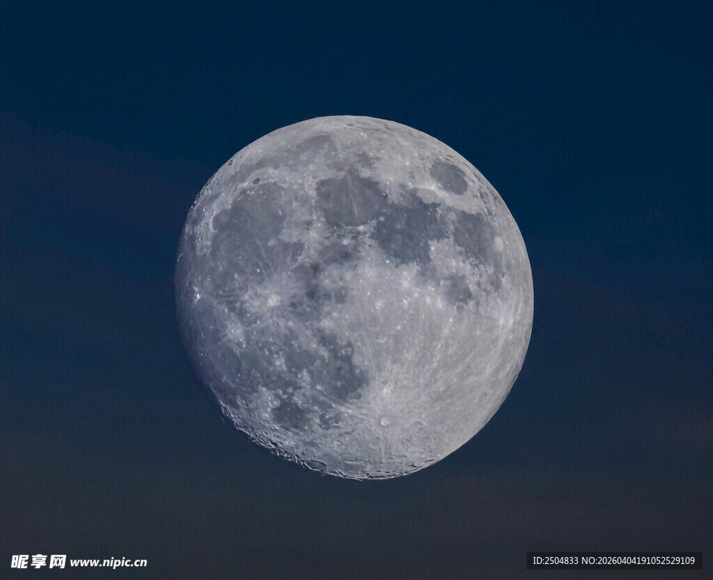 夜空中的皎洁满月